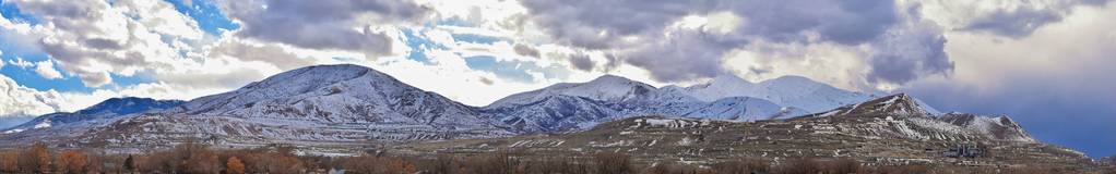 冬季全景的Oquirrh山脉积雪覆盖，其中包括宾汉峡谷矿山或肯纳科特铜矿，传闻世界上最大的露天铜矿在盐湖山谷犹他州。 美国。