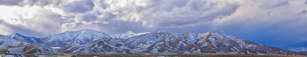 冬季全景的Oquirrh山脉积雪覆盖，其中包括宾汉峡谷矿山或肯纳科特铜矿，传闻世界上最大的露天铜矿在盐湖山谷犹他州。 美国。