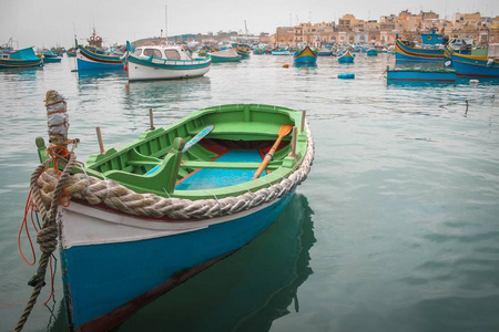 地中海传统的彩色船只附近的渔夫村在马萨克洛克马耳他。