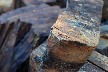 铁矿石矿物丰富的切割观赏石裂缝