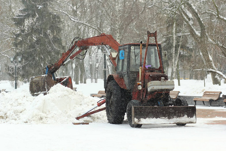 拖拉机在大雪时清扫城市道路图片