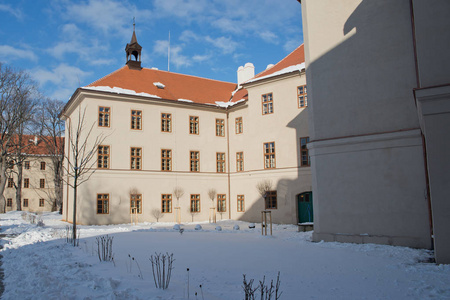 特拉图曼斯多尔夫宫或特库宫是一座古典主义宫殿，位于洛雷坦斯卡街。 布拉格1区的赫拉德卡尼180号。 它被保护为捷克共和国的文化纪