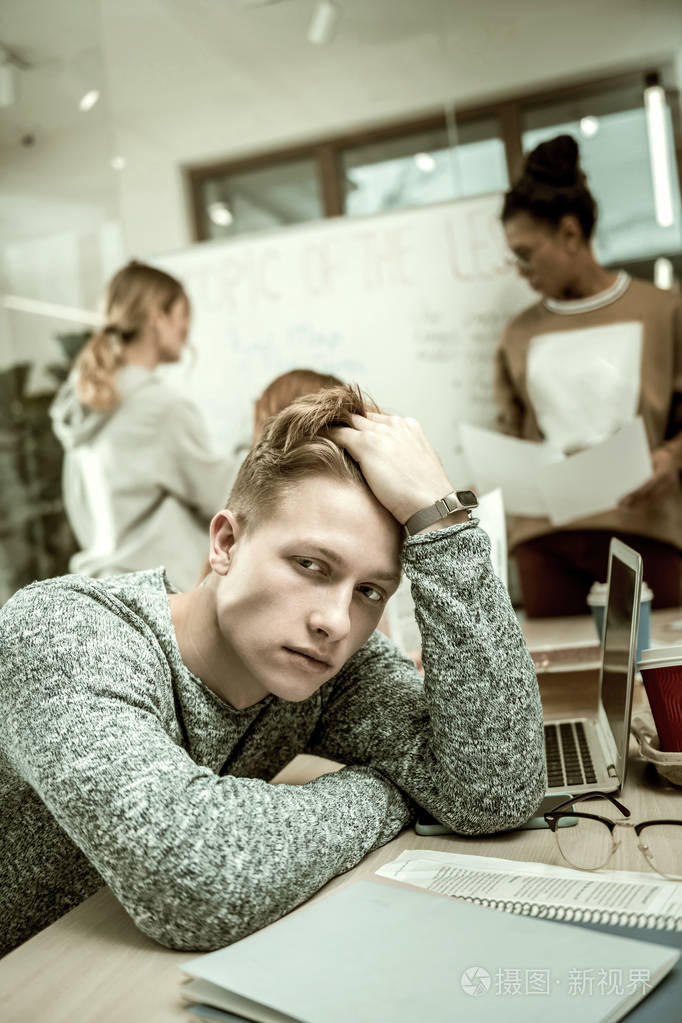 在课堂上感到孤立和孤独的英俊学生