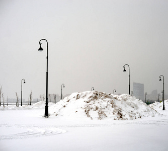 俄罗斯圣彼得堡的克雷斯托夫斯基岛上布满了灯笼的白雪。