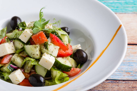 新鲜美味的希腊沙拉，白盘开胃菜