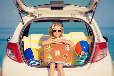 快乐的孩子开车旅行。 孩子们在海滩上玩得很开心。 暑假概念
