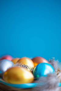 美丽的复活节节日问候横幅与复活节鸟巢与彩色鸡蛋装饰丝带在轻木背景与复制空间的文字蓝色
