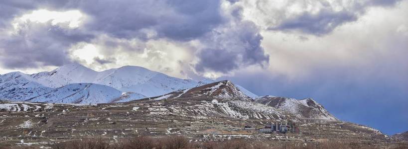 冬季全景的Oquirrh山脉积雪覆盖，其中包括宾汉峡谷矿山或肯纳科特铜矿，传闻世界上最大的露天铜矿在盐湖山谷犹他州。 美国。