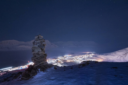 挪威风景冰天雪地的城市景观斯皮茨伯根长年平原山斯瓦尔巴北冰洋冬季极地夜景从上面。