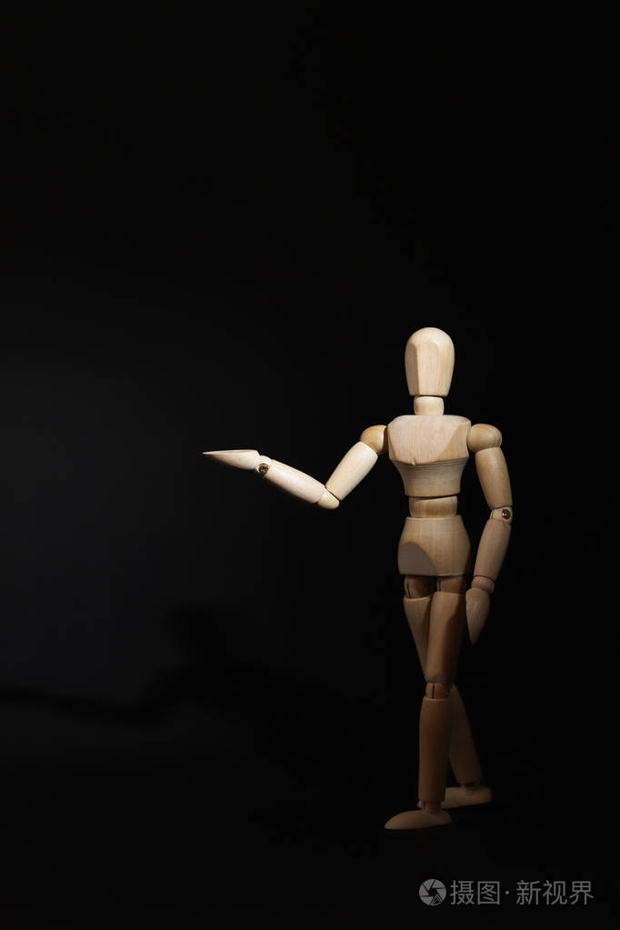 用手指指着某人的概念.人体模型将伸出他的手.木人的概念.