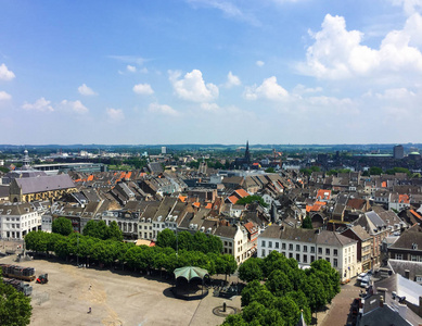 从圣詹斯克塔圣约翰教堂俯瞰荷兰马斯特里赫特的城市景观