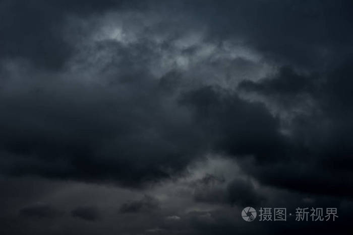 恶劣天气后的云景.黑天上空的秋黑风暴云.