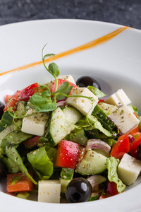新鲜美味的希腊沙拉，白盘开胃菜