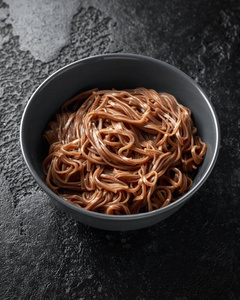 荞麦面, 荞麦上的黑色碗。传统日式料理