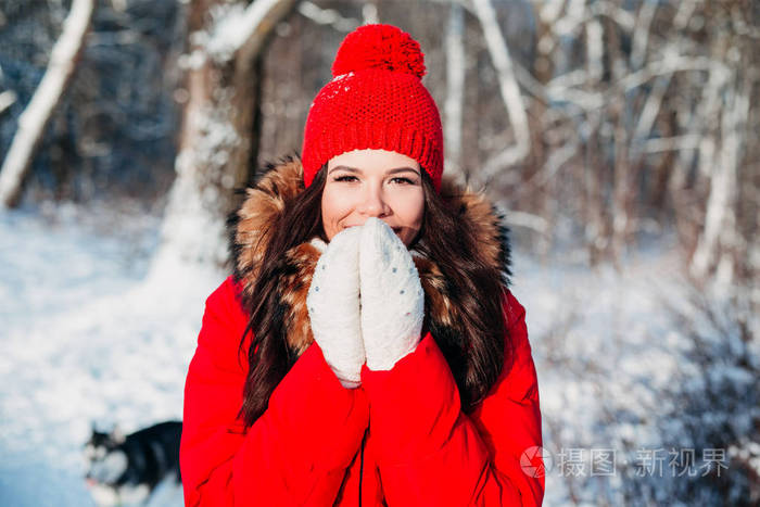 年轻美丽的妇女的画像在红色衣服在冬天户外背景