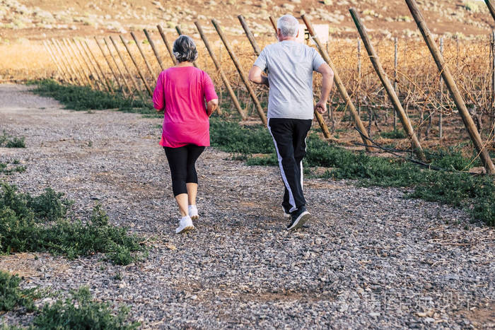 老年人体育活动,成人白发夫妇在户外跑步