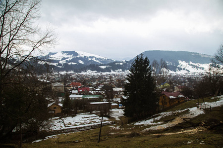 冬季时被山林包围的维霍夫纳村的鸟瞰图