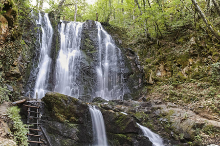 北马其顿新塞洛共和国贝拉西卡山科列希诺瀑布景观