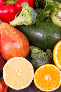 含有天然维生素和矿物质的新鲜成熟的水果和蔬菜