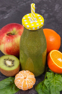 水果和蔬菜的新鲜健康冰沙作为天然维生素和矿物质的来源