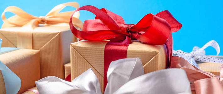 礼品盒与红色弓在蓝色背景, 横幅