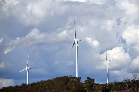 风力涡轮机在一个戏剧性的多云天空下，古尔伯恩和亚斯在新南威尔士州的澳大利亚农村。