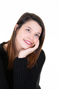一个快乐的年轻女子在白色背景下微笑思考的画像