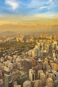 从圣克里斯托巴尔山的角度鸟瞰智利圣地亚哥市。