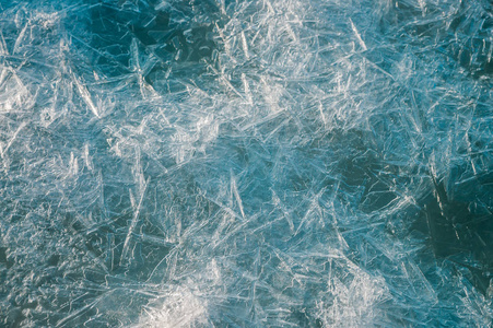 这张照片上的是大海锋利明亮的纹理冰和站立的冰针。