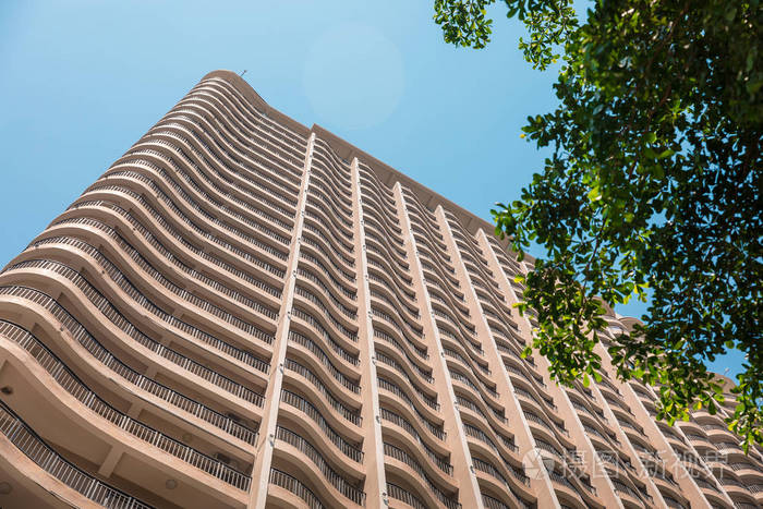 在阳光明媚的日子里, 摩天大楼的玻璃外墙.商务区的现代建筑.