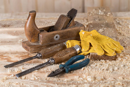 木工工具。 在木制背景支架工具上。