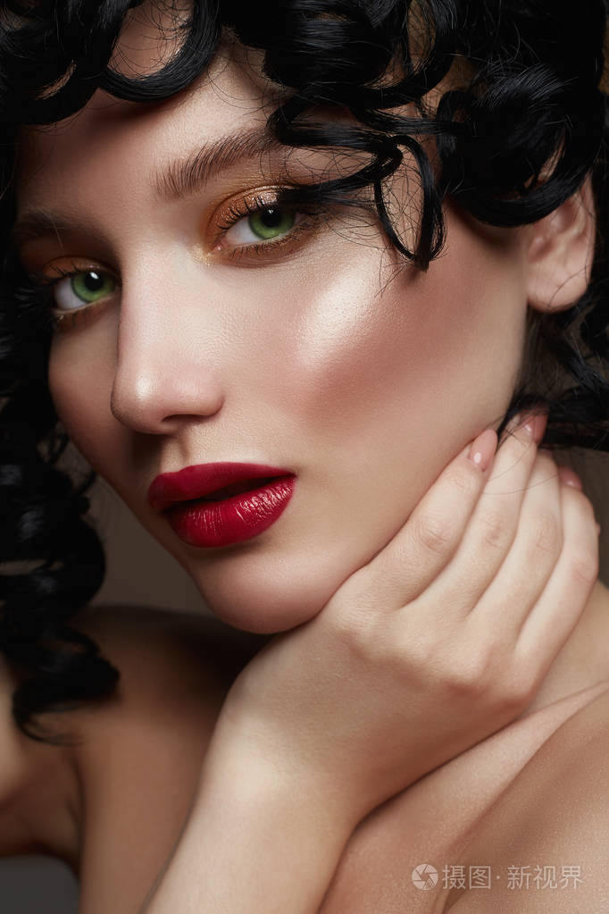 年轻漂亮的女孩脸. 美丽的法国女人,红唇,黑色卷发