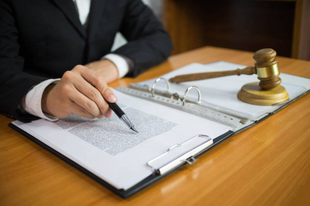 律师在办公室里处理桌子上的合同文件。 顾问律师律师法院法官的概念。