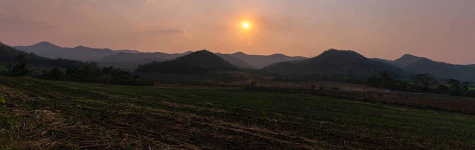 绿野和山景与日落。