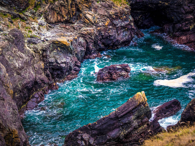 康沃尔凯南斯科夫湾的岩石和风景如画的海岸