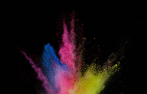 黑色背景上分离的彩色粉末爆炸。 抽象彩色背景
