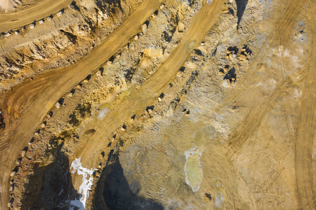 露天采矿采石场的鸟瞰与大量的机械。 工业场所视图从上面。 用无人机拍摄的照片。