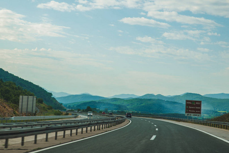 夏季时间公路旅行。 在山上的高速公路。 汽车旅行