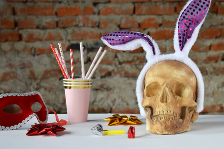 有趣的头骨与发箍形状的兔子耳朵和狂欢节配件设置。 4月1日派对或墨西哥节的装饰4月1日愚人节恶作剧