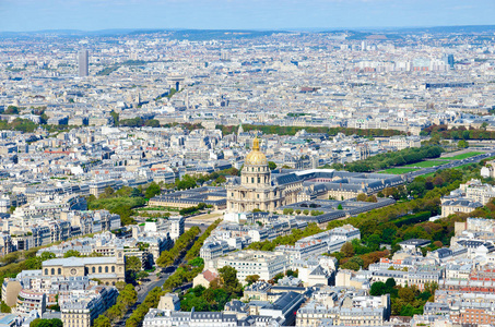 从上面从蒙帕纳斯塔观赏法国巴黎荣军大教堂的风景