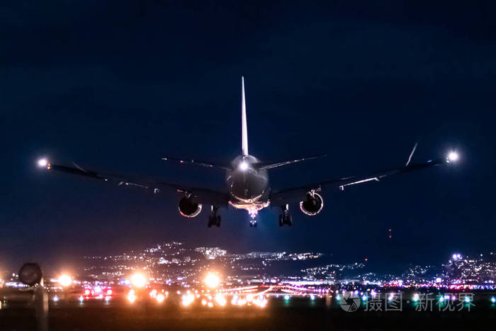 喷气式飞机在夜间降落的场景