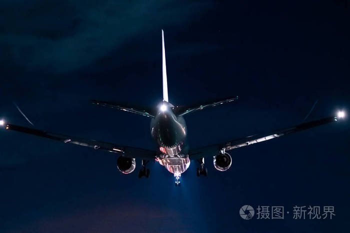 喷气式飞机在夜间降落的场景