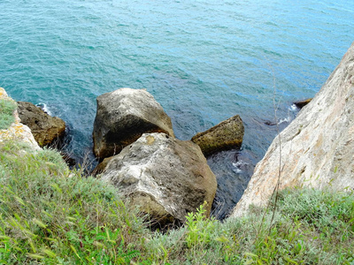 从高处俯瞰岩石海岸