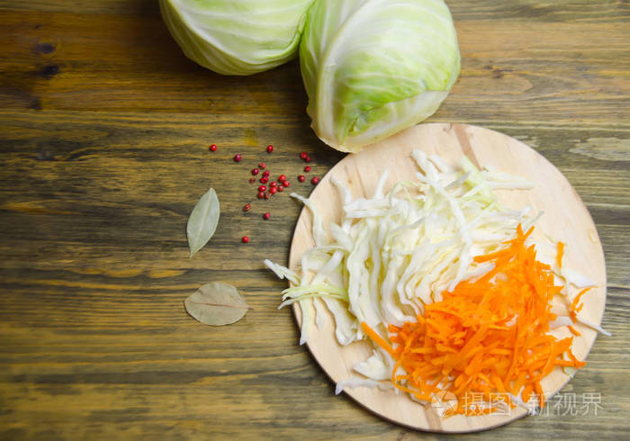 木背景上的卷心菜头,卷心菜片和胡萝卜片
