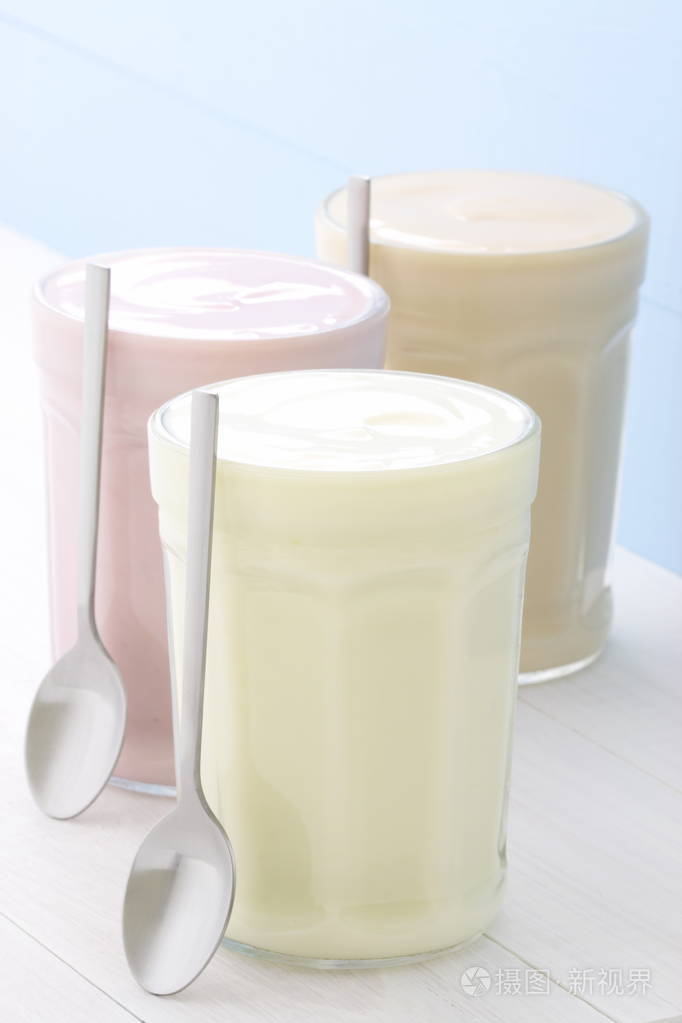 新鲜健康美味的奶油酸奶在老式法国罐完美的小吃或甜点。