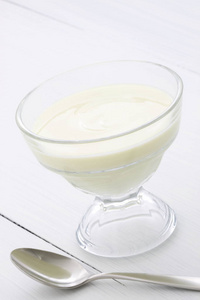 新鲜美味的奶油酸奶，健康光滑的零食，随时完美。