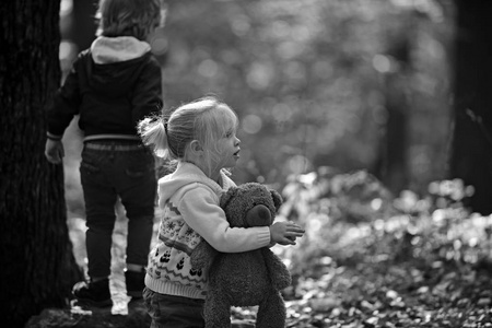 梦境中的纯真乐园,梦见弟弟牵着一群小孩玩的深层解读 梦境中的纯真乐园,梦见弟弟牵着一群小孩玩的深层解读