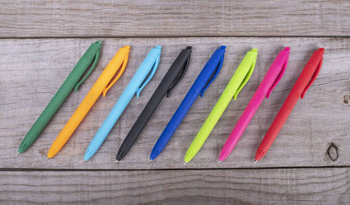不同颜色的钢笔排成一排