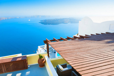 桑托里尼岛希腊的白色建筑。 有海景的露台。