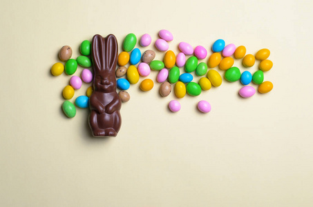 明亮背景下的复活节兔子和巧克力蛋，甜蜜的复活节礼物，假日概念